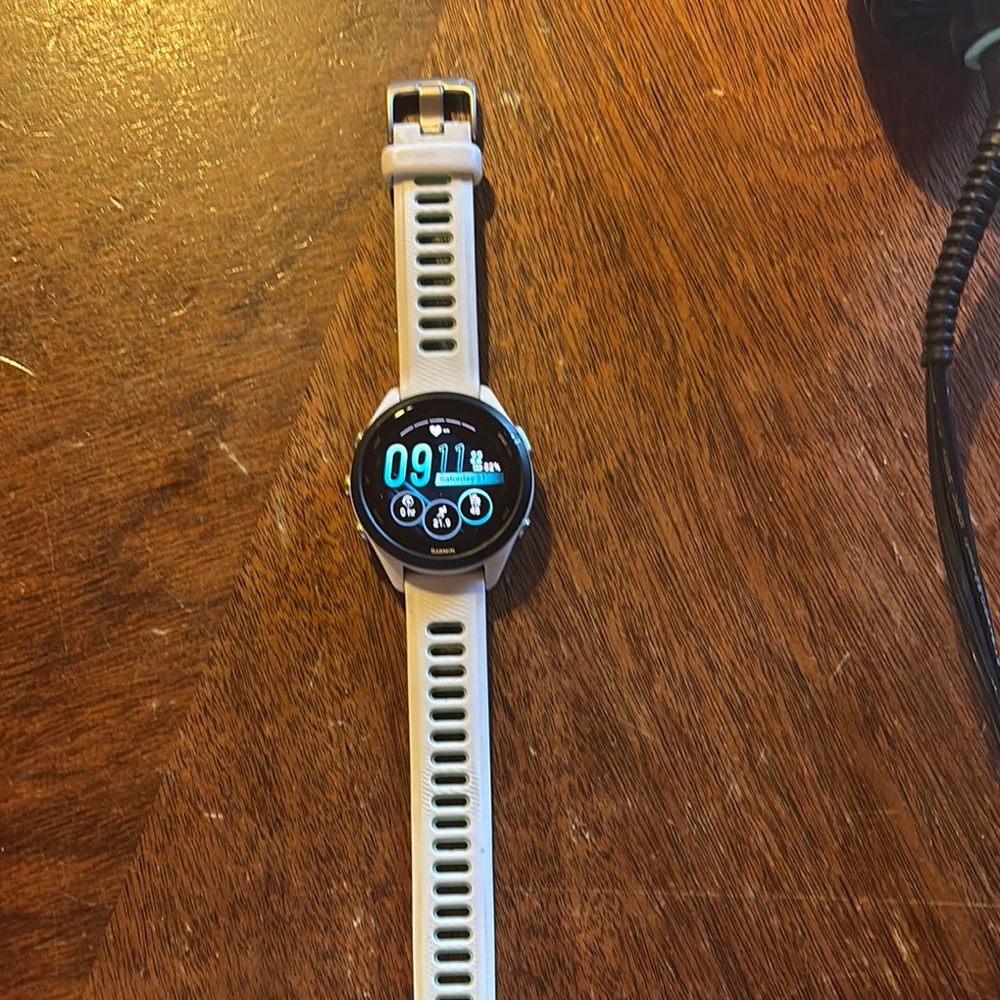 Garmin White Smartwatch with Circular Display - Forerunner 265s